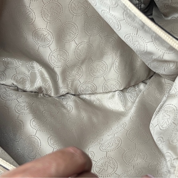 Michael Kors Vanilla Jet Set Travel Tote - Picture 13 of 16